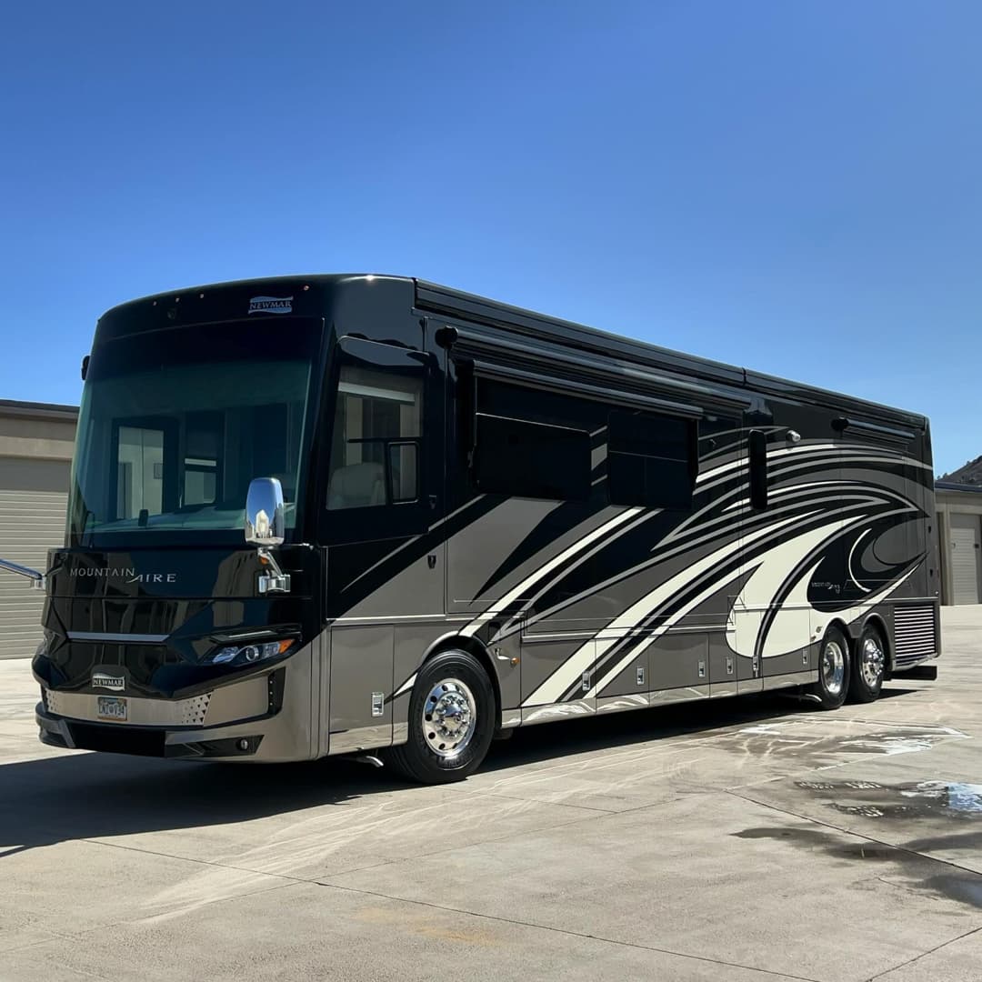 Newmar Mountainaire RV
